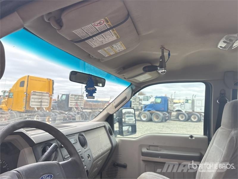 Ford F-250 XL 4x4 Crew Cab Pickup Drugi