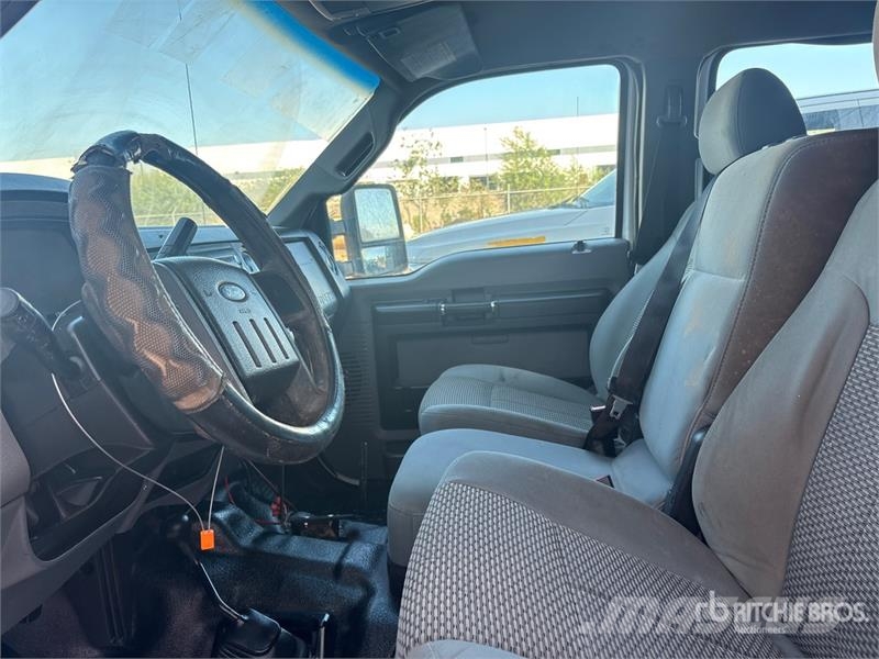 Ford F-250 XL 4x4 Crew Cab Utility Truck Pickup/Sideaflæsning