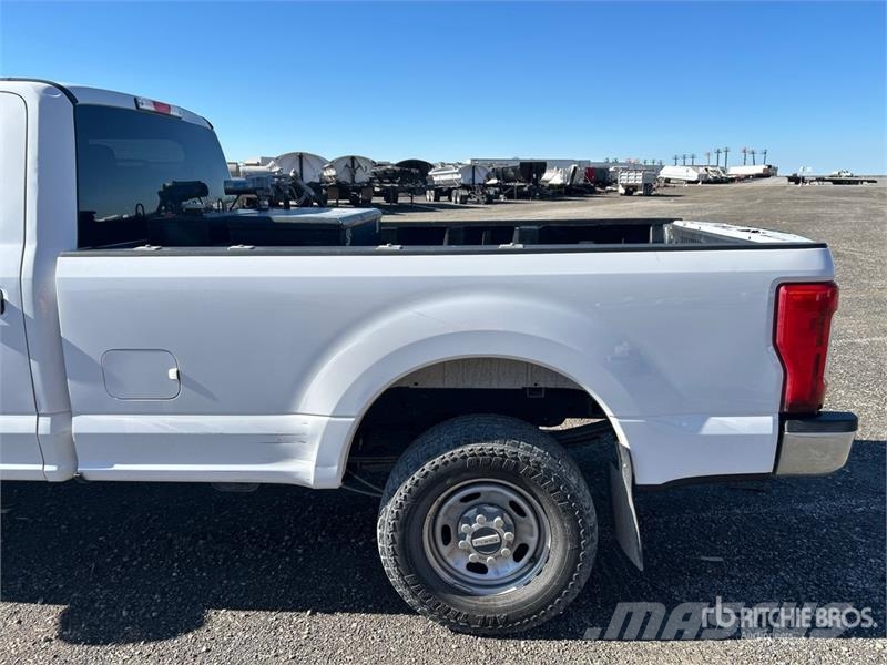 Ford F-250 XL 4x4 Crew Cab Pickup Otros