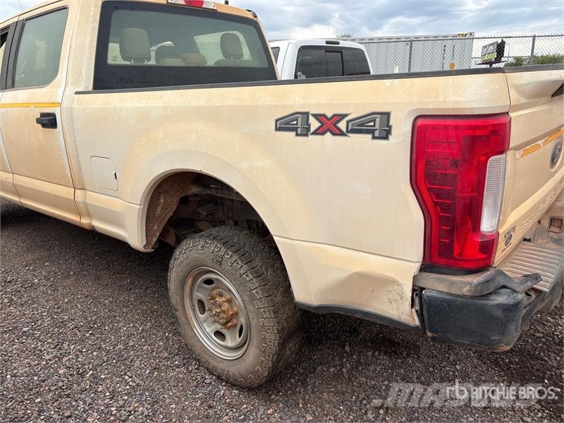 Ford F-250 XL 4x4 Crew Cab Pickup (Inoperable) Ostalo