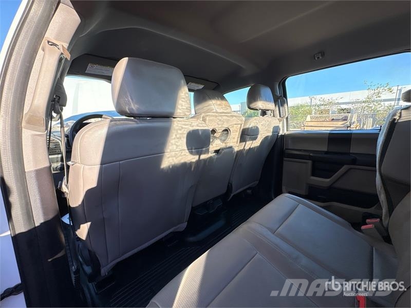 Ford F-250 XL 4x4 Crew Cab Pickup Iné