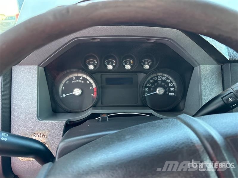Ford F-250 XL 4x4 Crew Cab Pickup Otros