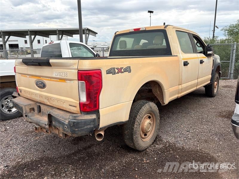 Ford F-250 XL 4x4 Crew Cab Pickup (Inoperable) Ostalo