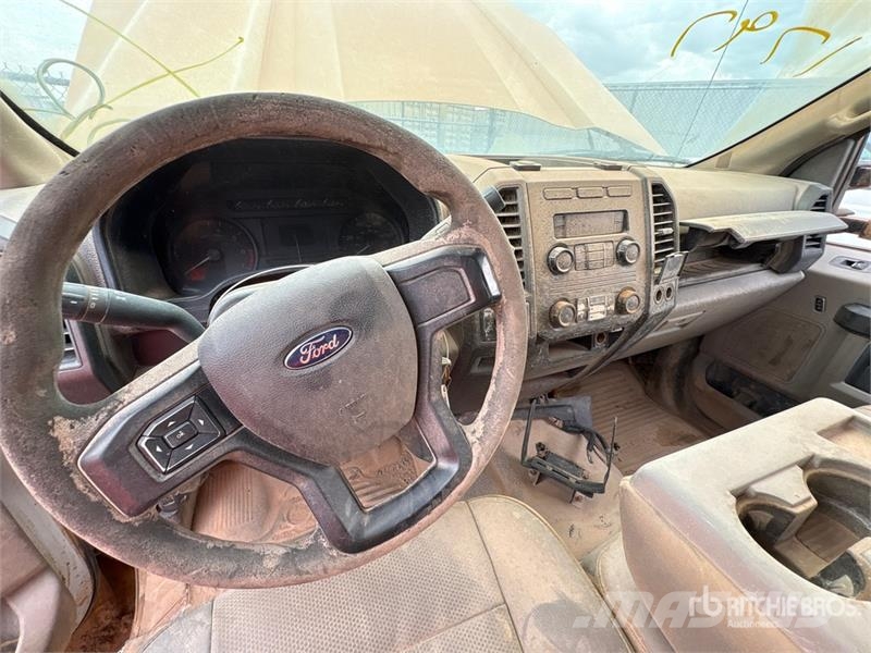 Ford F-250 XL 4x4 Crew Cab Pickup (Inoperable) Ostalo