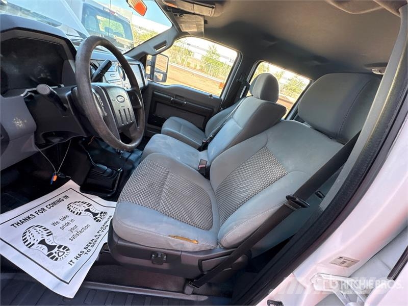 Ford F-250 XL 4x4 Crew Cab Pickup Drugi