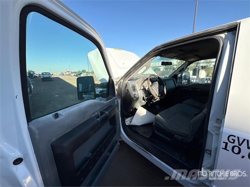 Ford F-250 XL 4x4 Crew Cab Flatbed Truck Tovornjaki s kesonom/platojem