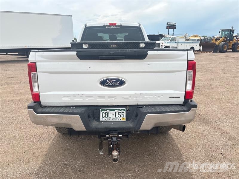 Ford F-250 XL 4x4 Crew Cab Pickup Otros