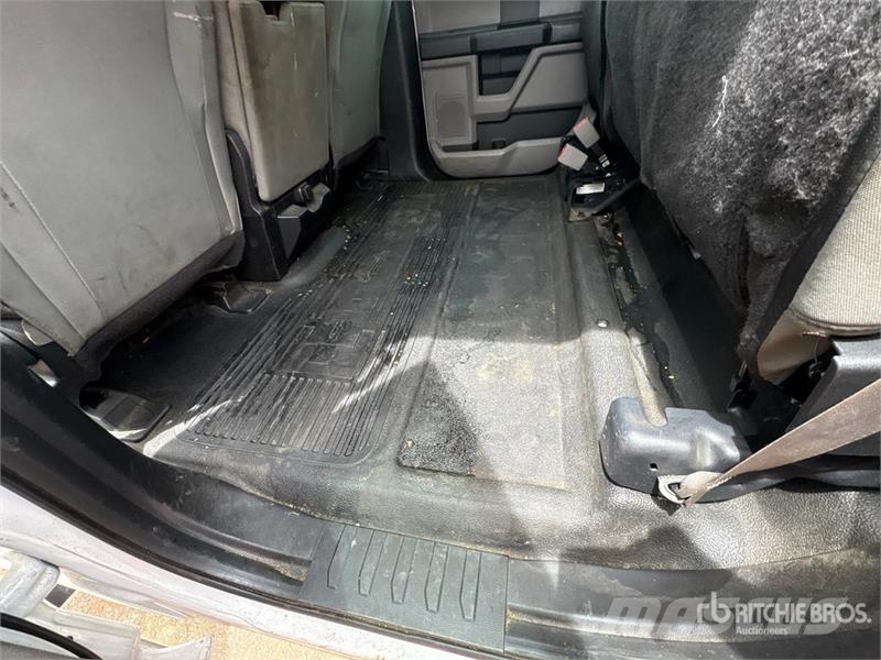 Ford F-250 XL 4x4 Crew Cab Pickup Otros