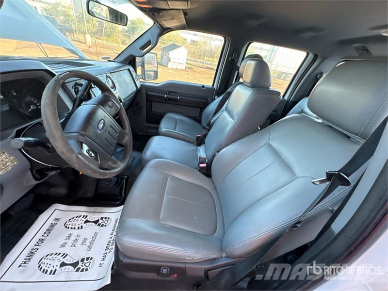 Ford F-250 XL 4x4 Crew Cab Pickup Otros