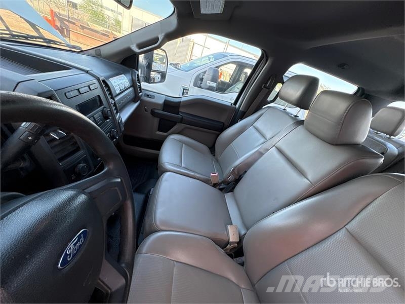 Ford F-250 XL 4x4 Crew Cab Pickup Drugi