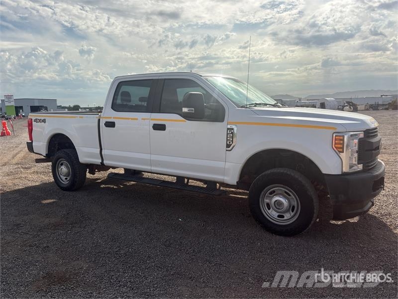 Ford F-250 XL 4x4 Crew Cab Pickup Ostalo