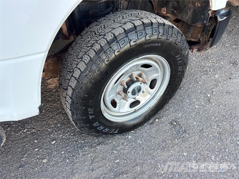 Ford F-250 XL 4x4 Crew Cab Pickup Autre fourgon / utilitaire