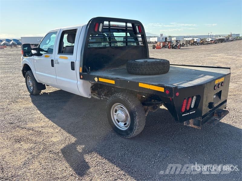 Ford F-250 XL 4x4 Crew Cab Flatbed Truck Tovornjaki s kesonom/platojem