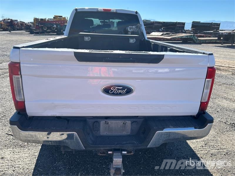 Ford F-250 XL 4x4 Crew Cab Pickup Otros