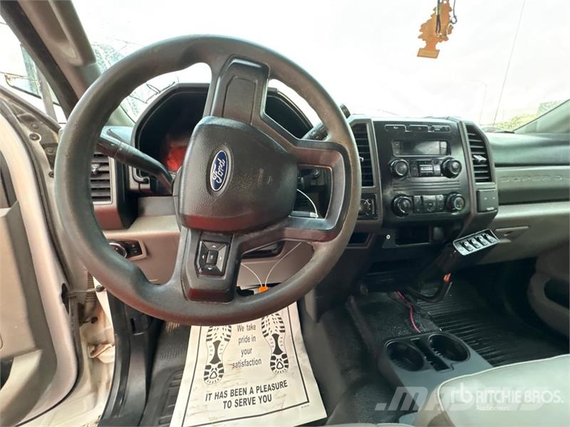 Ford F-250 XL 4x4 Crew Cab Pickup Muu