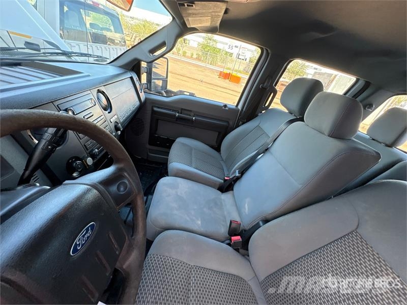 Ford F-250 XL 4x4 Crew Cab Pickup Drugi