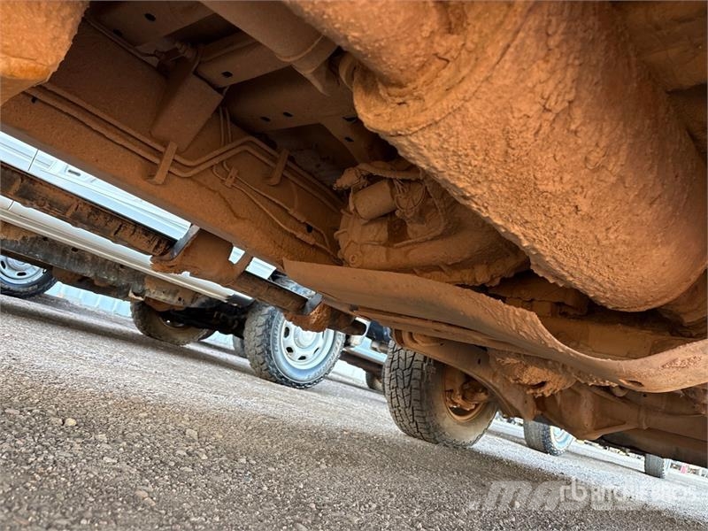 Ford F-250 XL 4x4 Crew Cab Pickup Iné