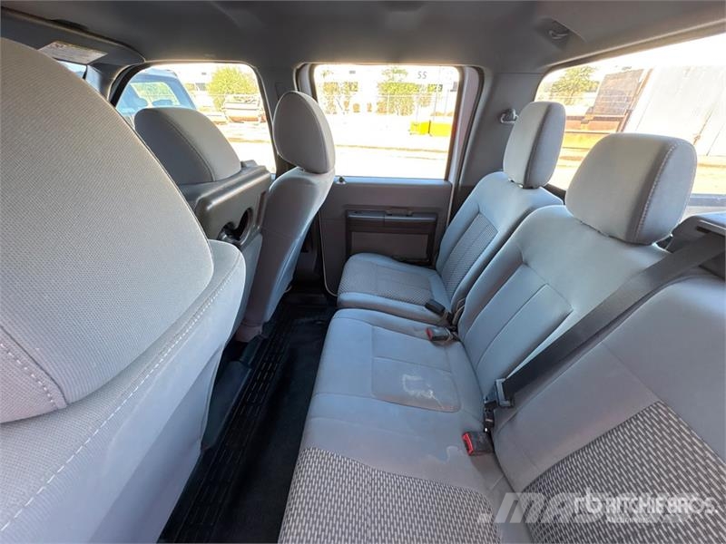 Ford F-250 XL 4x4 Crew Cab Pickup Drugi