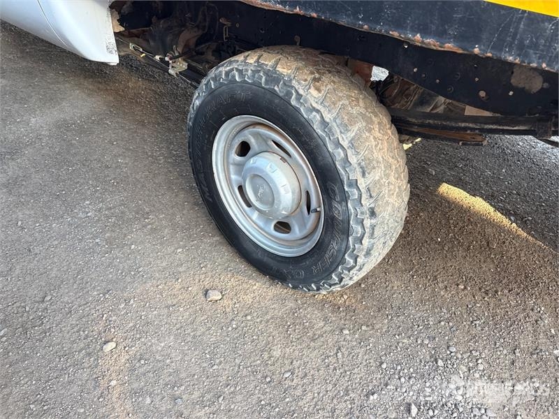 Ford F-250 XL 4x4 Crew Cab Flatbed Truck Tovornjaki s kesonom/platojem
