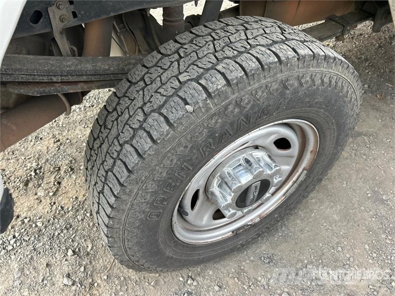 Ford F-250 XL 4x4 Crew Cab Pickup Ostalo