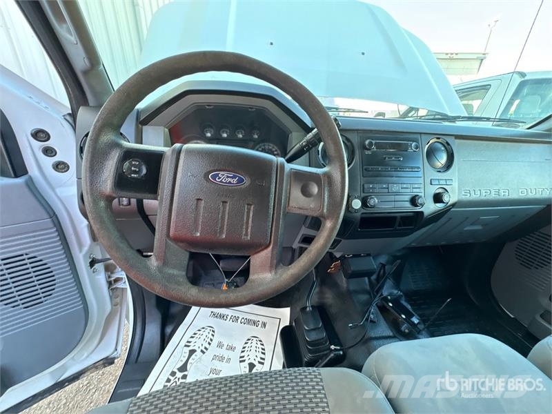 Ford F-250 XL 4x4 Crew Cab Pickup Drugi