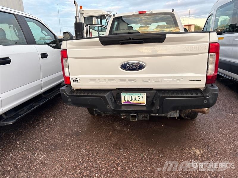 Ford F-250 XL 4x4 Crew Cab Pickup Muu