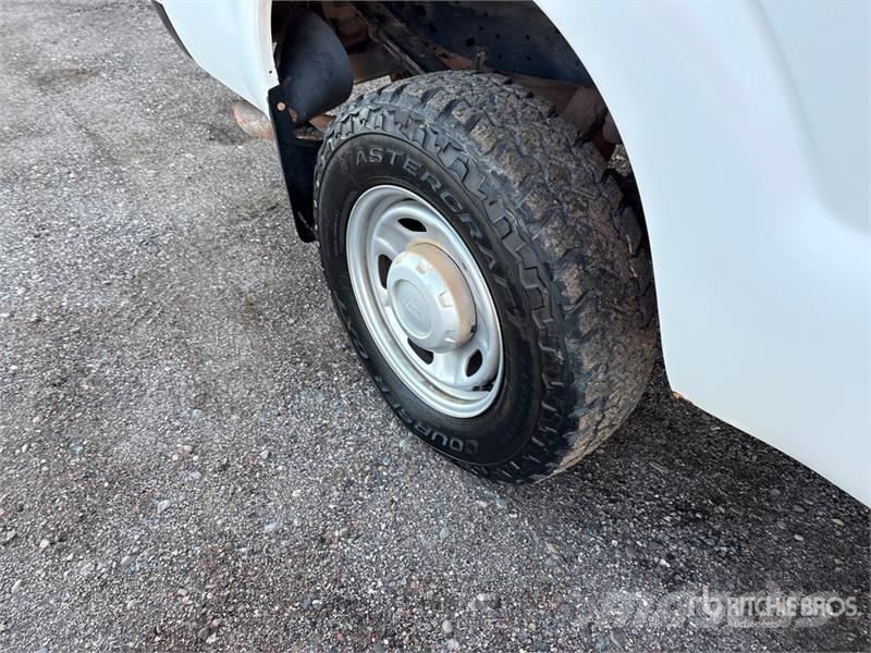 Ford F-250 XL 4x4 Crew Cab Pickup Otros