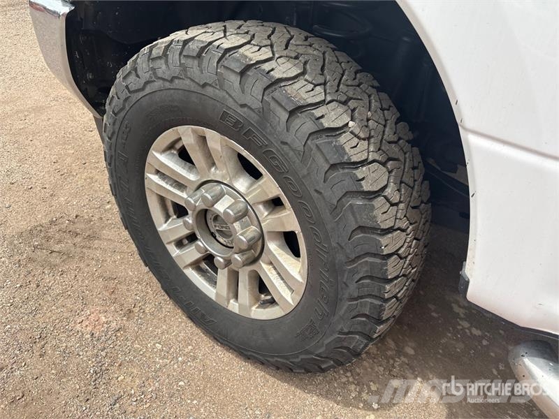 Ford F-250 XL 4x4 Crew Cab Pickup Otros
