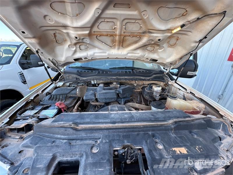 Ford F-250 XL 4x4 Crew Cab Pickup Drugi