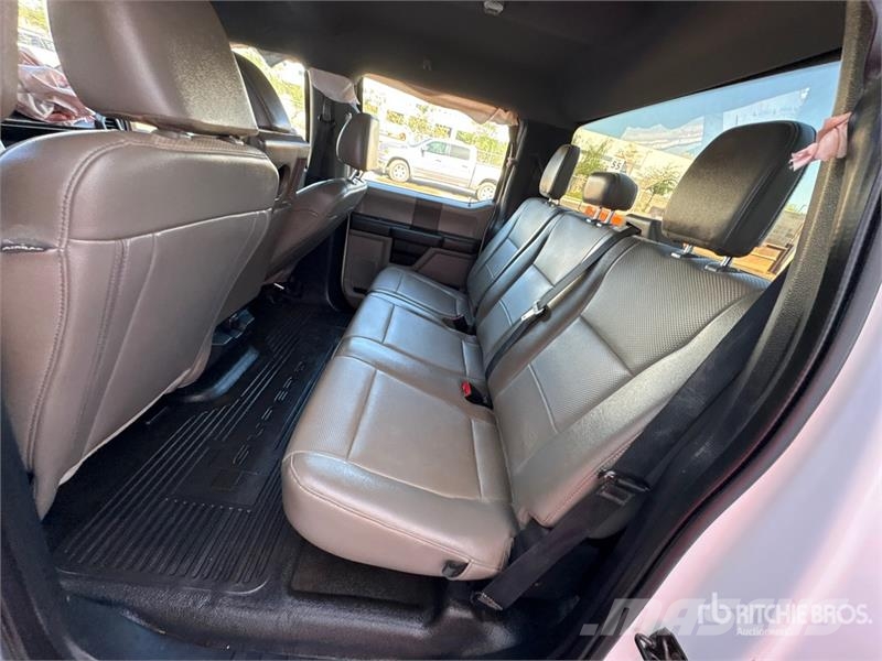 Ford F-250 XL 4x4 Crew Cab Pickup Autre fourgon / utilitaire