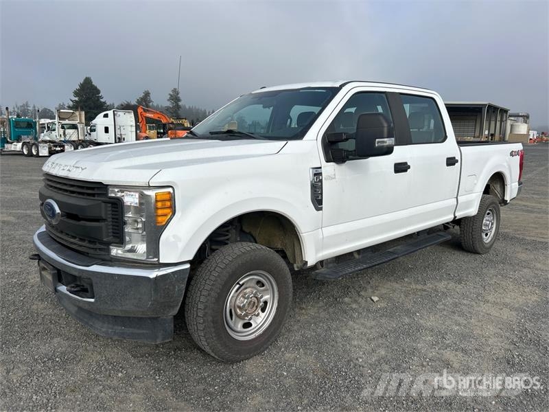 Ford F-250 XL 4x4 Crew Cab Pickup Ostalo