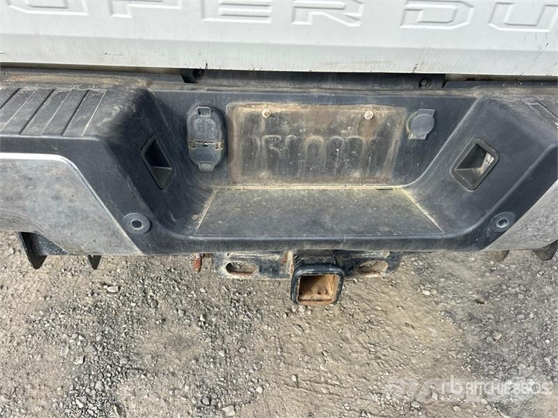 Ford F-250 XL 4x4 Crew Cab Pickup Ostalo