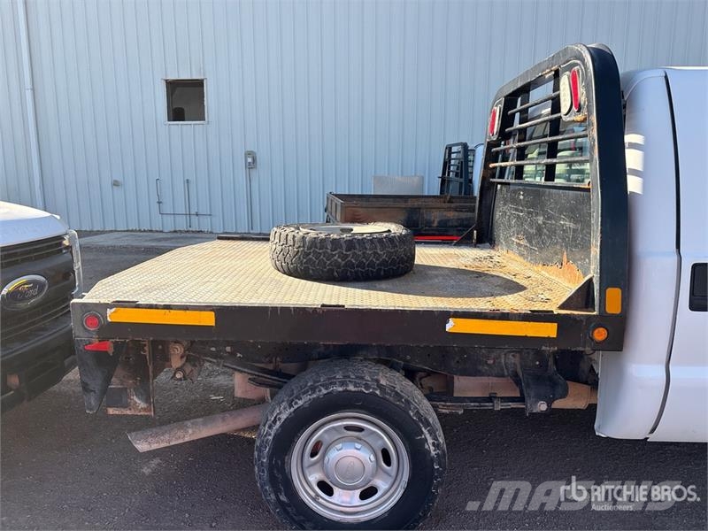 Ford F-250 XL 4x4 Crew Cab Flatbed Truck Tovornjaki s kesonom/platojem
