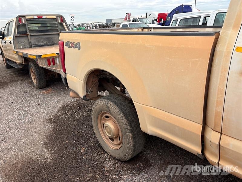 Ford F-250 XL 4x4 Crew Cab Pickup (Inoperable) Ostalo