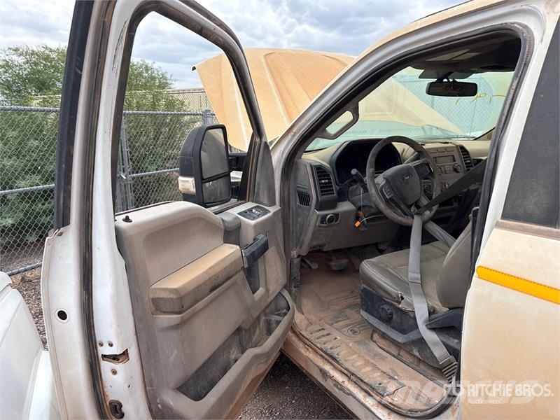 Ford F-250 XL 4x4 Crew Cab Pickup (Inoperable) Ostalo
