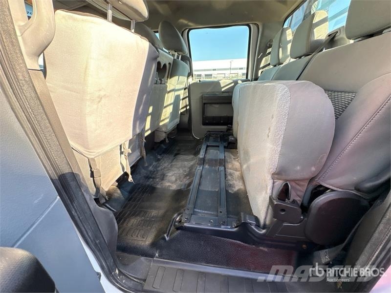 Ford F-250 XL 4x4 Crew Cab Flatbed Truck Tovornjaki s kesonom/platojem