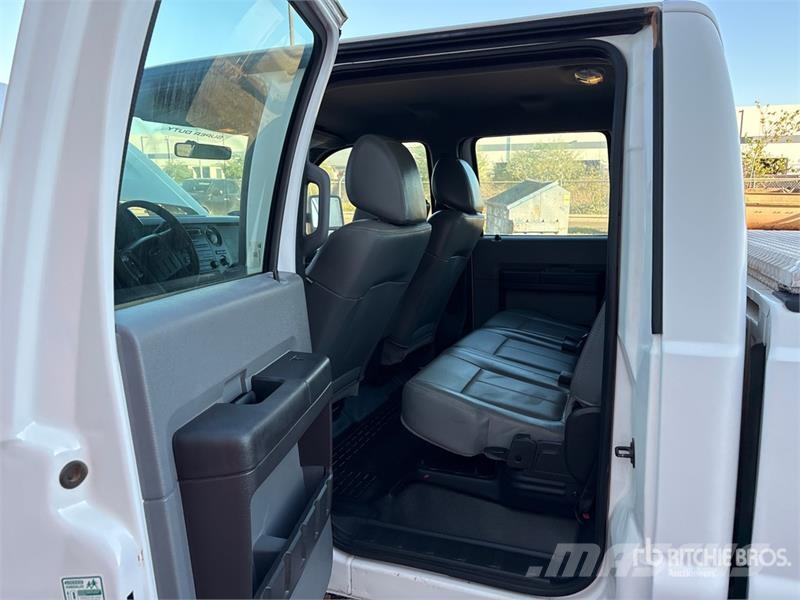 Ford F-250 XL 4x4 Crew Cab Pickup Otros