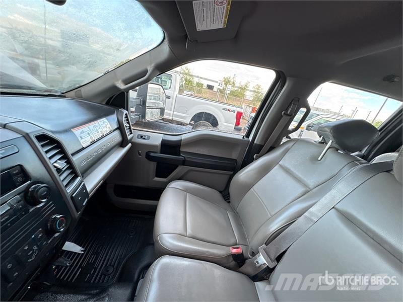 Ford F-250 XL 4x4 Crew Cab Pickup Otros