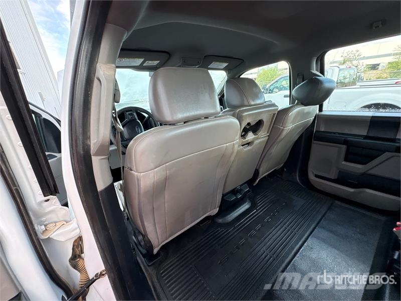 Ford F-250 XL 4x4 Crew Cab Pickup Otros