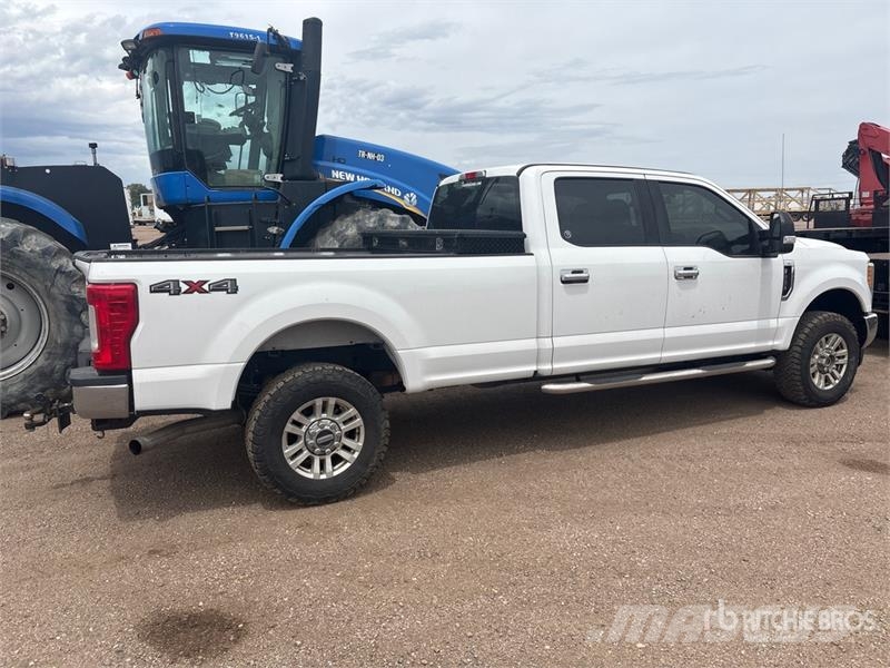 Ford F-250 XL 4x4 Crew Cab Pickup Otros