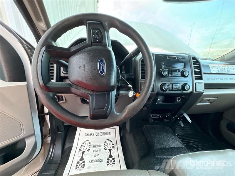 Ford F-250 XL 4x4 Crew Cab Pickup Otros
