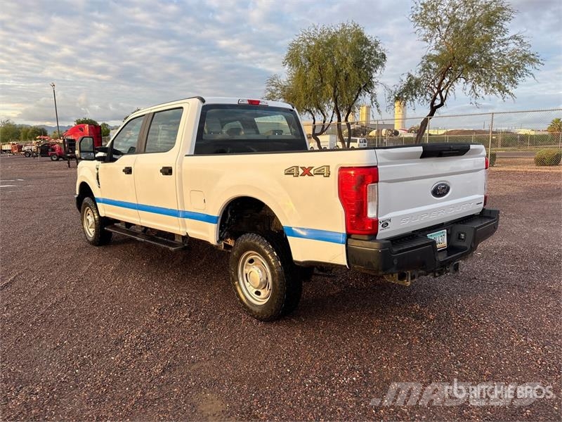 Ford F-250 XL 4x4 Crew Cab Pickup Muu