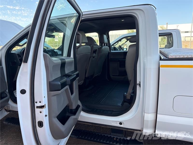 Ford F-250 XL 4x4 Crew Cab Pickup Drugi