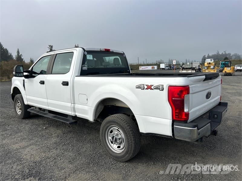 Ford F-250 XL 4x4 Crew Cab Pickup Ostalo