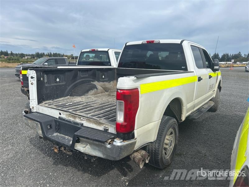 Ford F-250 XL 4x4 Crew Cab Pickup Інше