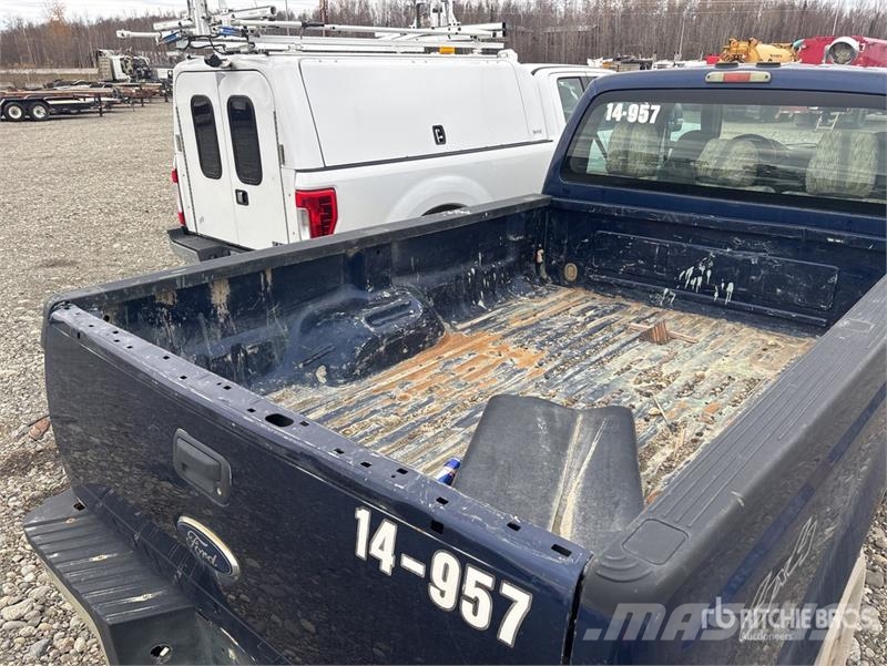 Ford F-250 XL 4x4 Crew Cab Pickup Drugi