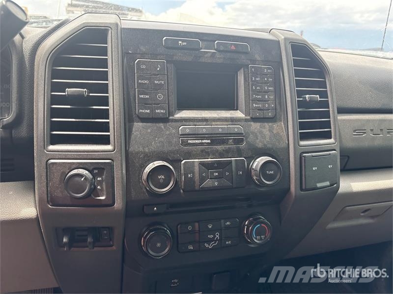 Ford F-250 XL 4x4 Crew Cab Pickup Otros