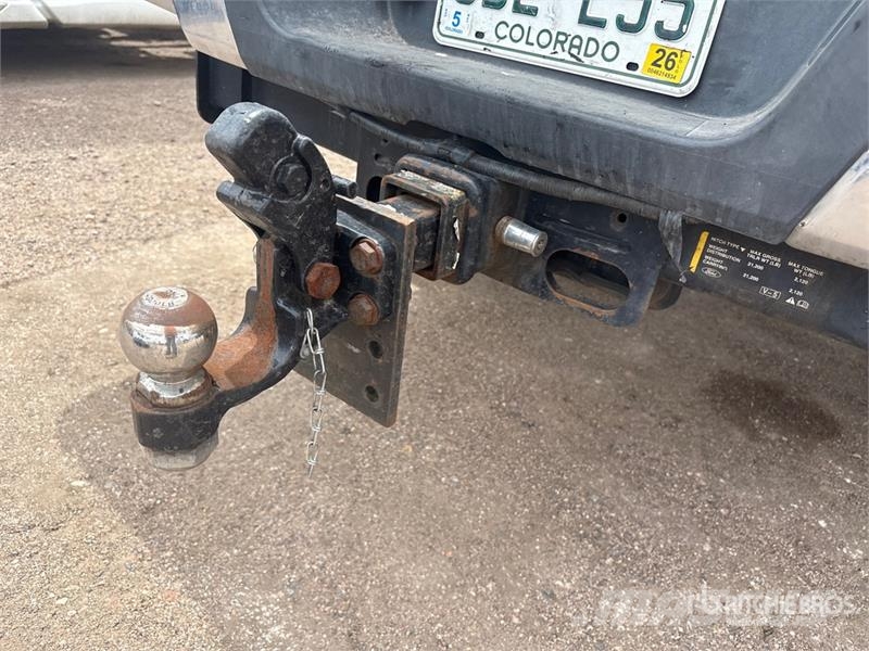 Ford F-250 XL 4x4 Crew Cab Pickup Otros