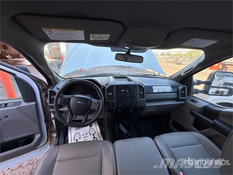 Ford F-250 XL 4x4 Crew Cab Pickup Drugi
