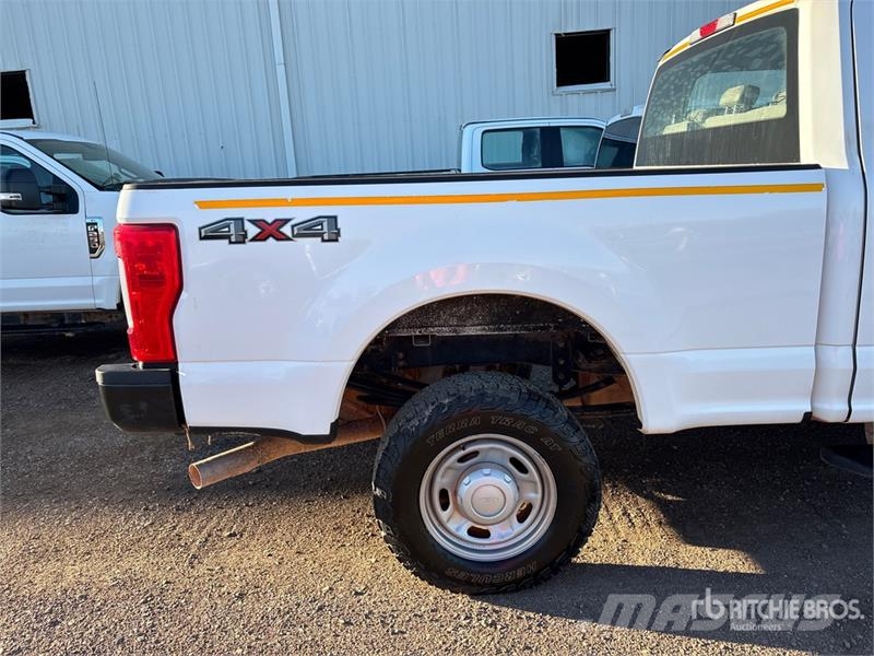 Ford F-250 XL 4x4 Crew Cab Pickup Iné